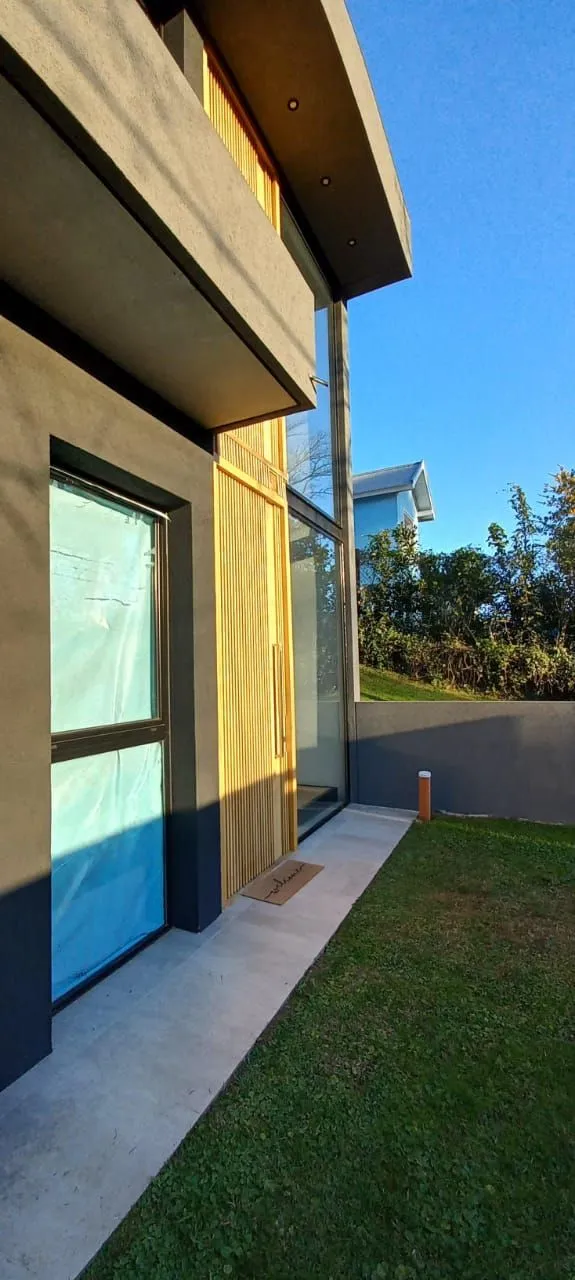 Fabricación de aberturas a medida en fábrica propia — Tecnalum Villa Gesell