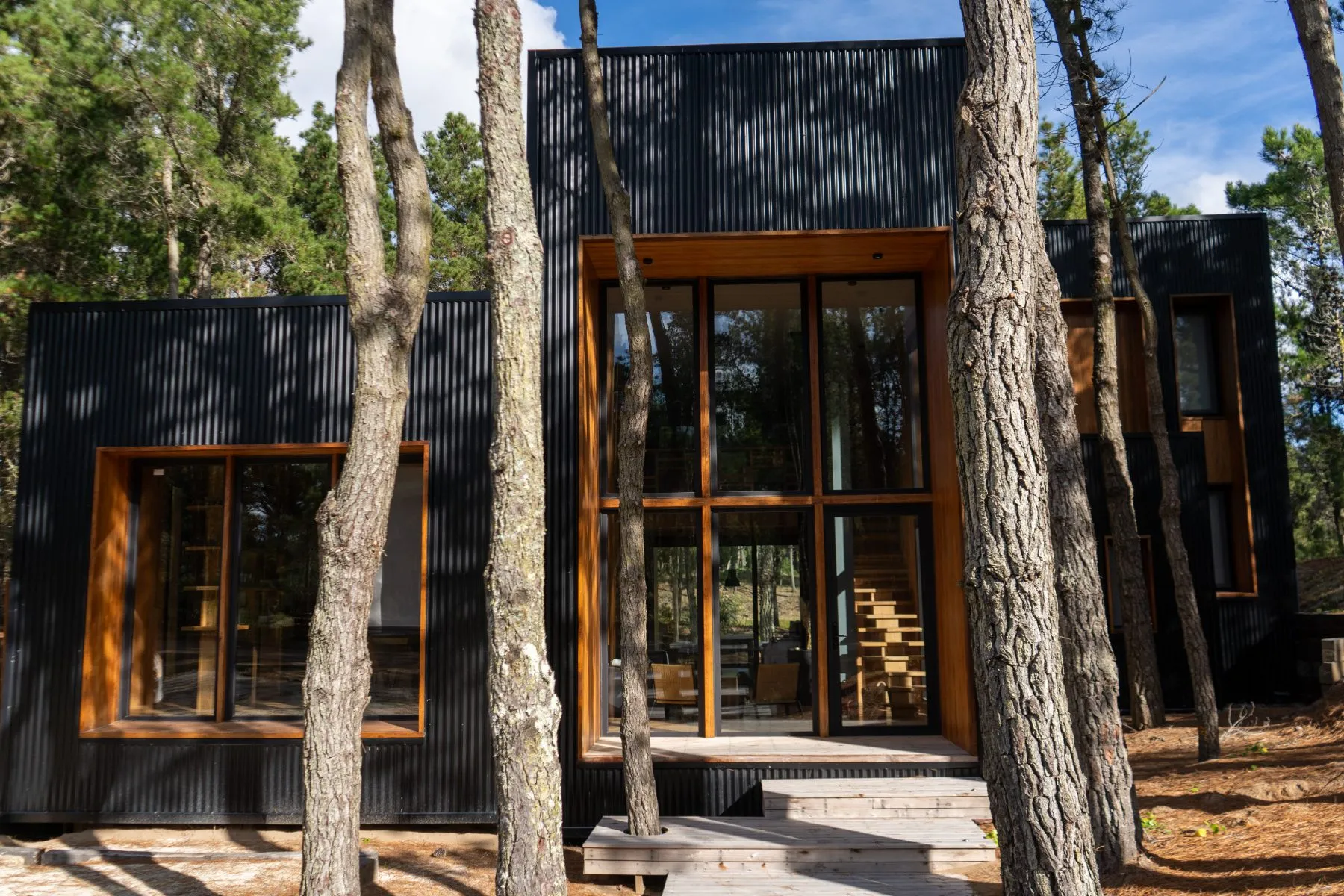 Obra terminada con aberturas de aluminio — vista aérea de vivienda en la Costa Atlántica