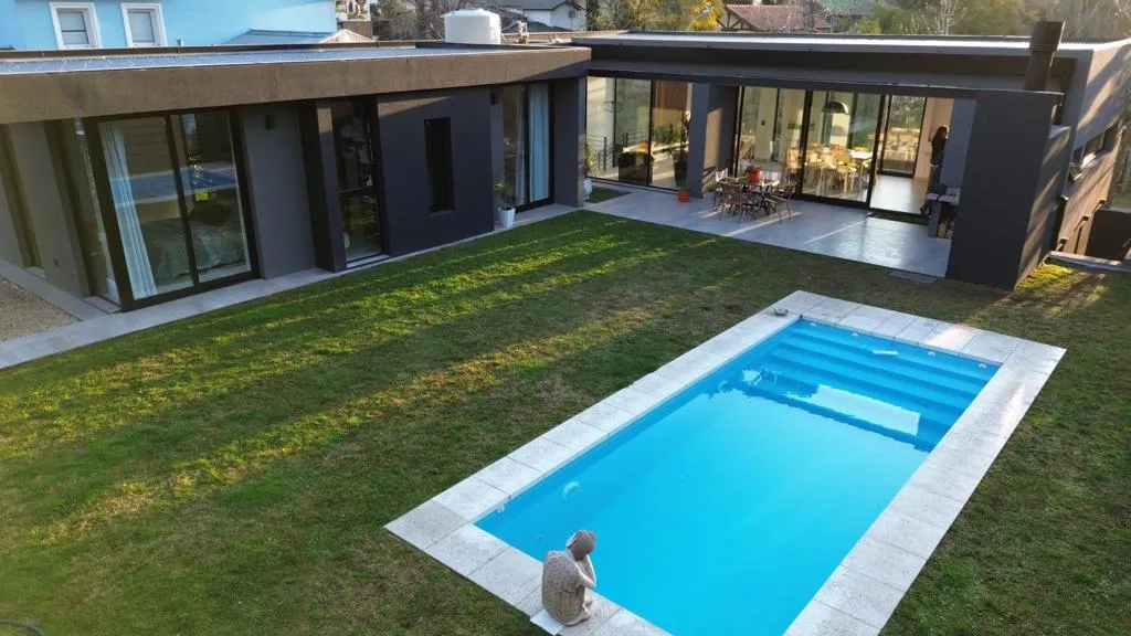 Vista aérea de vivienda con pileta y aberturas de aluminio en la Costa Atlántica